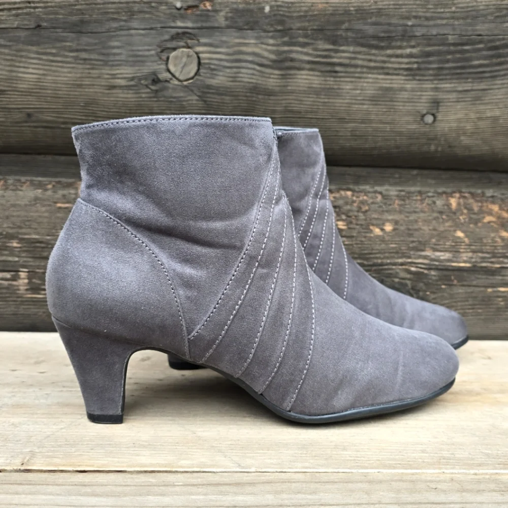 A2 By Aerosoles Playaway Gray Vegan Suede, Comfort Bootie. WMS 7M